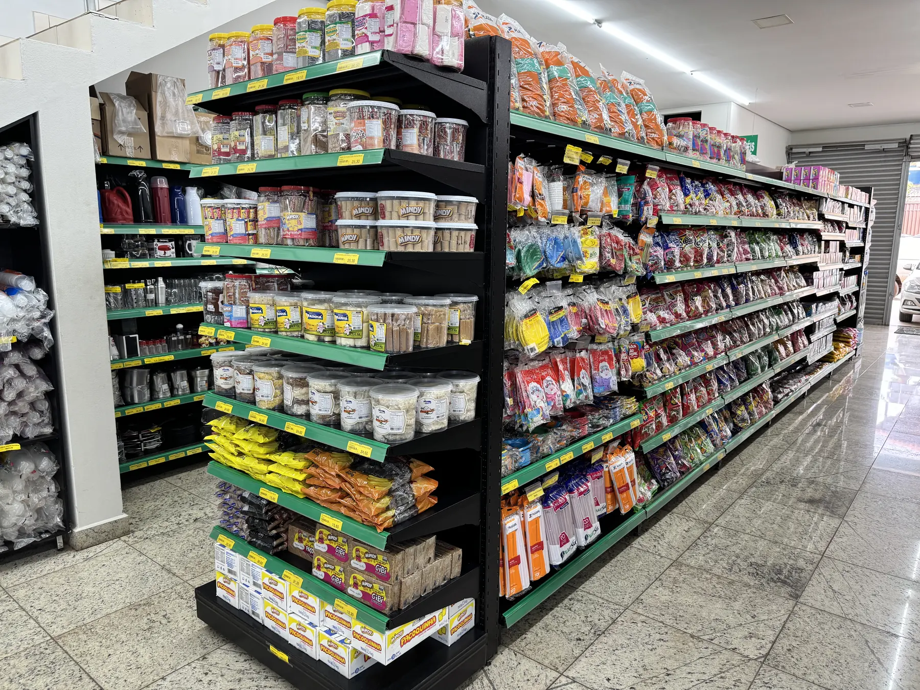 Corredor da loja com prateleiras abastecidas