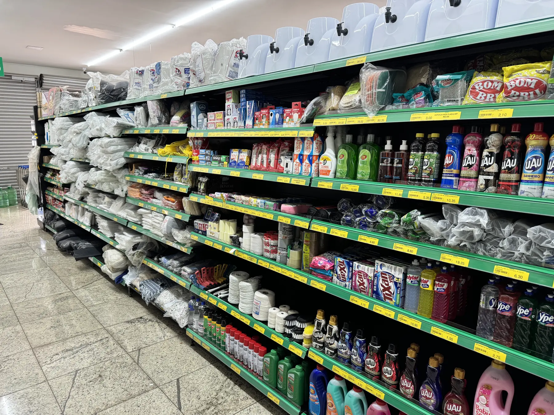 Prateleiras de produtos de limpeza e bebidas