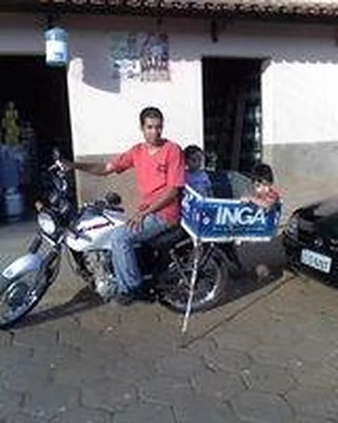 Willian na primeira moto de entrega, com os filhos na carroceria
