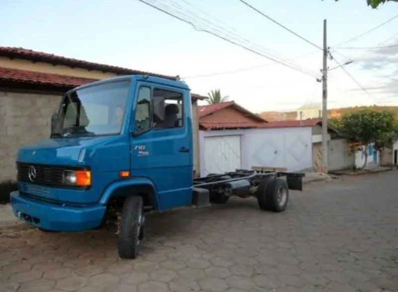 Caminhão azul adquirido em 2012