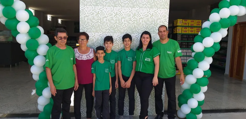 Família reunida na inauguração da sede própria