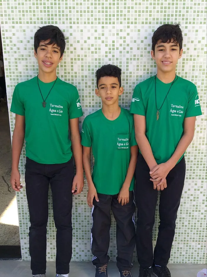 Bruno, Guilherme e Caio com a camisa da Turmalina